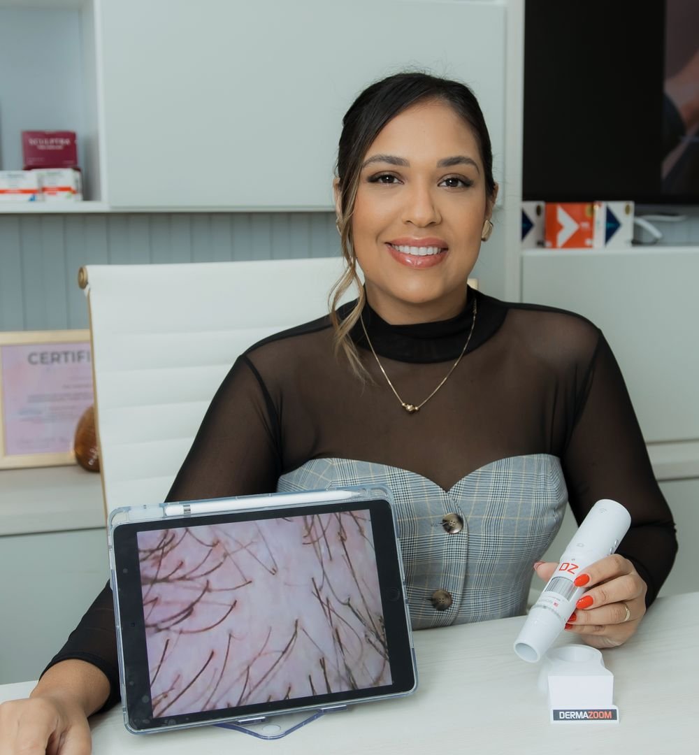 Joseane Rangel mostrando exame de tricoscopia do couro cabeludo no tablet